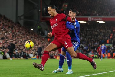 Liverpool 'dan Virgil van Dijk # 4, 30 Aralık 2022' de İngiltere 'nin Liverpool kentinde oynanan Premier Lig maçı sırasında Leicester City' den Ayoze Prez # 17 'ye karşı topu koruyor.