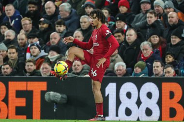 Liverpool 'dan Trent Alexander-Arnold # 66 Premier League maçında topu kontrol ediyor Liverpool - Leicester City Anfield, Liverpool, Birleşik Krallık' ta, 30 Aralık 202