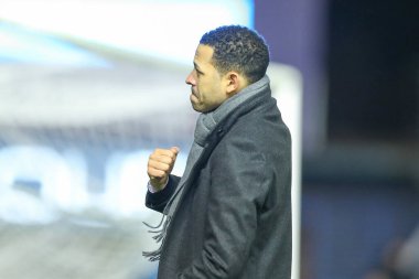 Hull City 'nin menajeri Liam Rosenior, 30 Aralık 202' de İngiltere 'nin Birmingham City ile Hull City arasındaki Sky Bet Şampiyonası maçından sonra gezgin taraftarları alkışlıyor.