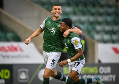 GoAL Plymouth Argyle defans oyuncusu James Wilson (5), 1 Ocak 202 'de İngiltere' nin Plymouth kentinde oynanan Sky Bet 1 karşılaşmasında Plymouth Argyle 'ın MK Dons' a karşı oynadığı maçta Bali Mumba (17) ile yaptığı golü kutluyor.