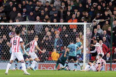 Burnley 'den 24 numaralı Josh Cullen 30 Aralık 202' de Stoke City 'nin Bet365 Stadyumu' nda oynadığı Stoke City-Burnley maçında topu kaleden kaldırdı.