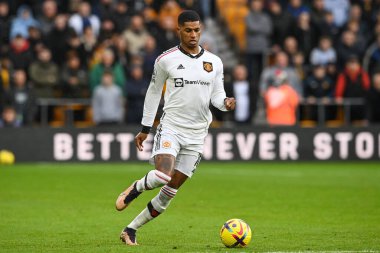 Manchester United 'dan Marcus Rashford Premier Lig maçında Manchester United' a karşı Molineux, Wolverhampton, Birleşik Krallık 'ta 31 Aralık 202' de Wolverhampton maçında topa vuruyor.