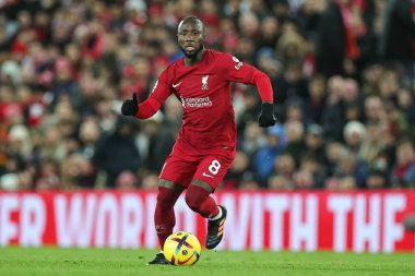 Liverpool 'dan Naby Keta, 30 Aralık 2022' de İngiltere 'nin Liverpool kentinde oynanan Premier League maçı sırasında topla bir çıkış yaptı.