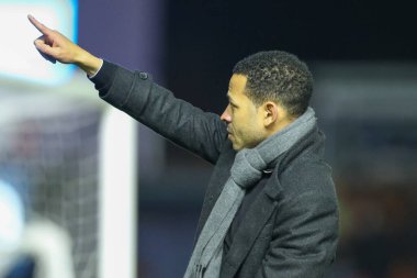 Hull City 'nin menajeri Liam Rosenior, 30 Aralık 202' de İngiltere 'nin Birmingham City ile Hull City arasındaki Sky Bet Şampiyonası maçından sonra gezgin taraftarları alkışlıyor.