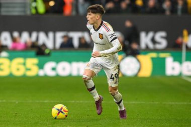 Manchester United 'ın 49 numaralı oyuncusu Alejandro Garnacho, 31 Aralık 202' de Molineux, Wolverhampton, Birleşik Krallık 'ta oynanan Premier Lig karşılaşmasında topa vuruyor.