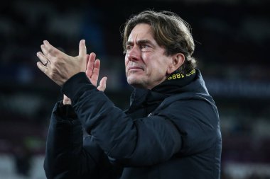 Brentford 'un Thomas Frank teknik direktörü 30 Aralık 202' de Londra 'daki Londra Stadyumu' nda oynanan Premier League maçı sonrasında taraftarlarını alkışlıyor ve alkışlıyor.