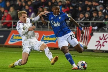 Watford 'dan Samuel Kalu # 28 Swansea.com Stadyumu, Swansea, Birleşik Krallık' ta Swansea.com 'da oynanan Sky Bet Şampiyonası maçında Swansea City' den 31 numara Ollie Cooper 'ın baskısı altında