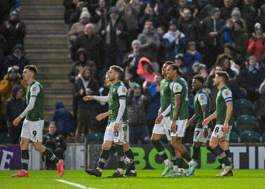 GOAL Plymouth Argyle forvet Morgan Whittaker (19) ve Plymouth Argyle forvet Ryan Hardie (9), Sky Bet 1 karşılaşmasında Plymouth Argyle 'ın Home Park, Plymouth, Birleşik Krallık 1 Ocak 202' de MK Dons 'a karşı oynadığı maçı 3-1 kazanma golünü kutluyor.
