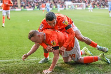 Blackpool 'lu Shayne Lavery, Blackpool Road, Blackpool' da Blackpool 'a karşı 1 Ocak 202' de oynanan Sky Bet Şampiyonası karşılaşmasında Blackpool 'lu Ian Poveda # 26 ile 1-0 kazanma hedefini kutluyor.