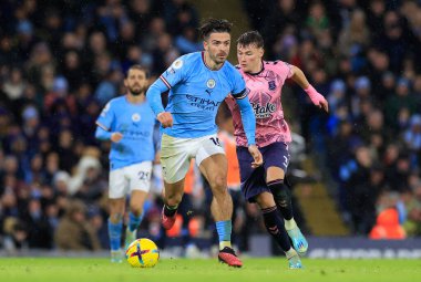 Manchester City 'den Jack Grealish # 10 Premier League maçında Everton' dan Nathan Patterson # 3 ile Manchester City - Everton maçında 31 Aralık 202 'de Etihad Stadyumu' nda koşuyor.
