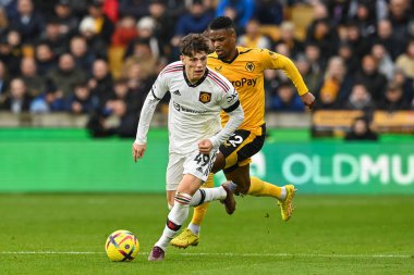 Manchester United 'ın 49 numaralı oyuncusu Alejandro Garnacho, 31 Aralık 202' de Molineux, Wolverhampton, Birleşik Krallık 'ta oynanan Premier Lig karşılaşmasında topa vuruyor.