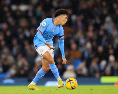 Manchester City 'den Rico Lewis 31 Aralık 202' de Etihad Stadyumu 'nda oynanan Premier League maçında topu kontrol ediyor.