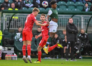 Plymouth Argyle (11), 1 Ocak 202 tarihinde Plymouth Argyle 'ın Home Park, Plymouth, İngiltere' de MK Dons 'a karşı oynadığı maçta Milton Keynes Dons defans oyuncusu Jack Tucker (4) ile havada mücadele etti.