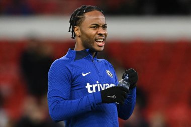 Chelsea 'den Raheem Sterling 17 numara Premier Lig maçından önce Nottingham Forest Chelsea' ye karşı 1 Ocak 202 'de City Ground, Nottingham' da içki içiyor.