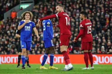Liverpool 'dan Jordan Henderson 30 Aralık 202' de İngiltere 'nin Liverpool kentinde oynanan Liverpool-Leicester maçında takımına talimat verdi.