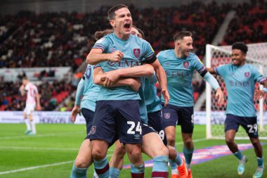 Burnley 'den 24 numaralı Josh Cullen, 30 Aralık 202' de Stoke City 'nin Bet365 Stadyumu' nda oynanan Stoke City-Burnley maçında 0-1 kazanma hedefini kutluyor.
