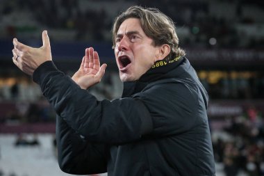 Brentford 'un Thomas Frank teknik direktörü 30 Aralık 202' de Londra 'daki Londra Stadyumu' nda oynanan Premier League maçı sonrasında taraftarlarını alkışlıyor ve alkışlıyor.