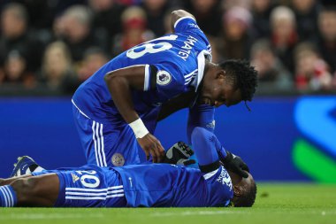Leicester City 'den Daniel Amartey 20 numaralı takım arkadaşı Patson Daka' yı, 30 Aralık 202 'de Liverpool-Leicester City maçında sakatlanırken kontrol ediyor.