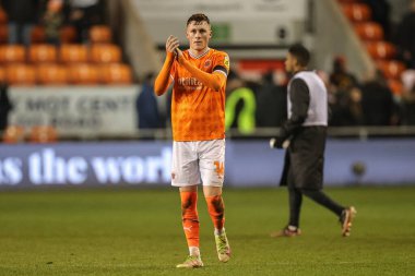 Blackpool 'dan 16 numaralı Sonny Carey, 1 Ocak 202' de Bloomfield Road, Blackpool 'da oynanan Blackpool-Sunderland maçında taraftarları alkışlıyor.