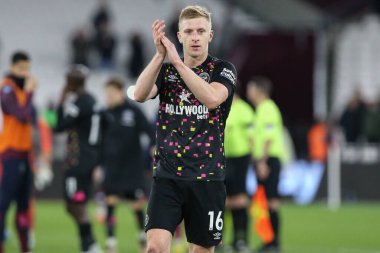 Brentford 'dan Ben Mee # 16, 30 Aralık 202' de Londra Stadyumu 'nda oynanan Premier League maçı sonrasında taraftarlarını alkışlıyor ve alkışlıyor.