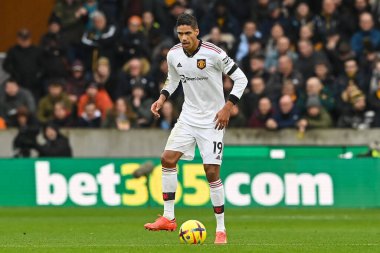Premier Lig karşılaşmasında Manchester United 'ın 19 numaralı Raphael Varane' ı Wolverhampton Wanderers 'a karşı Molineux, Wolverhampton, Birleşik Krallık' ta 31 Aralık 202