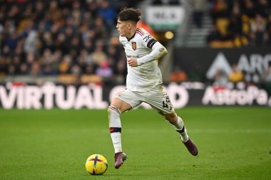 Manchester United 'ın 49 numaralı oyuncusu Alejandro Garnacho, 31 Aralık 202' de Molineux, Wolverhampton, Birleşik Krallık 'ta oynanan Premier Lig karşılaşmasında topa vuruyor.