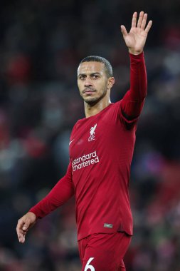 Liverpool 'lu 6. Thiago Alcntara, 30 Aralık 2022' de İngiltere 'nin Liverpool kentinde oynanan Premier League maçının sonunda taraftarları alkışlıyor.
