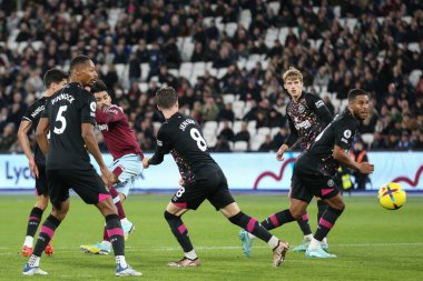 West Ham United takımından Lucas Paquet 30 Aralık 2022 'de Londra' daki Londra Stadyumu 'nda oynanan Premier League maçında atış yaptı.