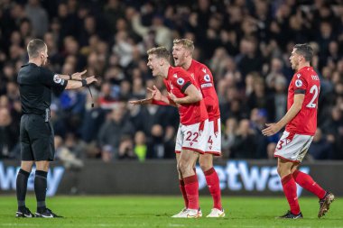 Nottingham Forest 'tan Joe Worrall # 4 ve Ryan Yates # 22 Nottingham Forest Premier Lig maçı sırasında Nottingham Forest Chelsea' ye karşı City Ground, Nottingham, İngiltere 1 Ocak 202 'de hakem kararını tartıştılar.