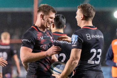  Saracens 'ın 23 numaralı Alex Lewington 31 Aralık 202' de StoneX Stadyumu, Londra 'da oynanan Gallagher Premiership maçında Saracens - Exeter Chiefs maçında attığı muhteşem pas için Saracens 10 numaralı Owen Farrell' a teşekkür ediyor.