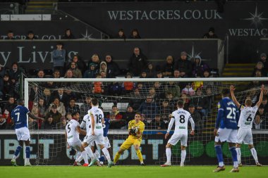 Swansea City 'den Steven Benda # 13, 30 Aralık 202' de Swansea.com Stadyumu 'nda Watford' da oynanan Sky Bet Şampiyonası maçında Keinan Davis # 7 'den kurtarır.