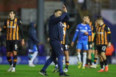 Birmingham City 'nin teknik direktörü John Eustace, 30 Aralık 202' de İngiltere 'nin Birmingham kentinde oynanan ve Birmingham City' nin Hull City 'ye karşı oynadığı maçın ardından ev sahibi taraftarları alkışlıyor.