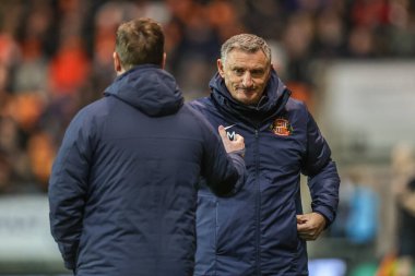 Sunderland 'ın Tony Mowbray teknik direktörü, 1 Ocak 2022' de Bloomfield Road, Blackpool, İngiltere 'de oynanan Blackpool-Sunderland maçında Sunderland' a karşı oynanan 11-1 'lik maçta Ross Stewart' ı kutluyor.