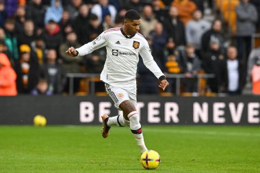 Manchester United 'dan Marcus Rashford Premier Lig maçında Manchester United' a karşı Molineux, Wolverhampton, Birleşik Krallık 'ta 31 Aralık 202' de Wolverhampton maçında topa vuruyor.