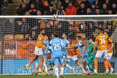 Blackpool 'dan CJ Hamilton # 22, 1 Ocak 202' de Bloomfield Road, Blackpool 'da oynanan Blackpool-Sunderland maçında kendi gol çizgisini temizledi.