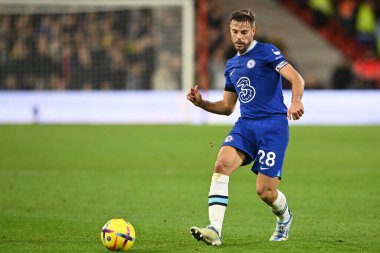 Chelsea 'den Csar Azpilicueta # 28 Premier League maçında Nottingham Forest Chelsea' ye karşı 1 Ocak 2022 'de City Ground, Nottingham' da pas attı.