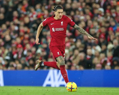 Liverpool 'dan Darwin Nez # 27 Premier Lig maçında Liverpool' a karşı Anfield, Liverpool, İngiltere 'de 30 Aralık 2022' de Leicester City maçında topa vuruyor.