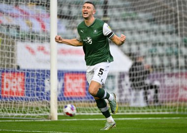 GoAL Plymouth Argyle defans oyuncusu James Wilson (5), 1 Ocak 202 'de Plymouth Argyle' ın Home Park, Plymouth 'ta MK Dons' a karşı oynadığı Sky Bet 1 maçında 1-0 berabere kalma golünü kutluyor.