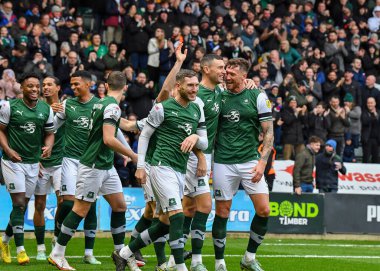 GoAL Plymouth Argyle defans oyuncusu James Wilson (5), Plymouth Argyle defans oyuncusu Dan Scarr (6) ve Plymouth Argyle orta saha oyuncusu Danny Mayor (10) ile Home Park 1 maçında Plymouth Argyle 'ın MK Dons' a karşı oynadığı maçı 1-0 kazanmasını kutluyor.