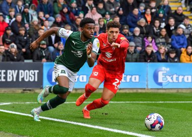 Plymouth Argyle Bali Mumba (17), 1 Ocak 202 tarihinde İngiltere 'nin Plymouth kentinde oynanan Sky Bet 1 karşılaşmasında Milton Keynes Dons defans oyuncusu Henry Lawrence (22) ile top mücadelesi verdi.