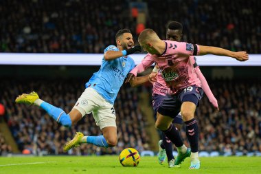 Manchester City 'den 26 numaralı Riyad Mahrez, Premier League maçında Everton' dan Vitaly Mykolenko # 19 'a karşı Manchester City - Everton maçında 31 Aralık 202' de Etihad Stadyumu 'nda faul yaptı.