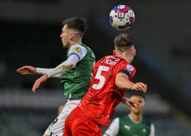 Plymouth Argyle (9), Milton Keynes Dons defans oyuncusu Warren O 'Hora (5) ile oynadığı Sky Bet Lig 1 maçında Plymouth Argyle, Home Park, Plymouth, İngiltere 1 Ocak 202' de MK Dons 'a karşı oynuyor.