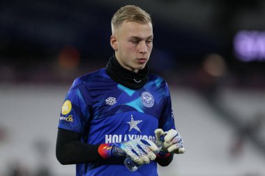 Brentford 'dan Matthew Cox # 34 Premier League karşılaşması öncesinde Londra Stadyumu, Londra, İngiltere' de oynanan West Ham United - Brentford maçında ısınma turu sırasında