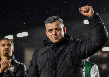 Plymouth Argyle teknik direktörü Steven Schumacher, 1 Ocak 202 'de Home Park, Plymouth, İngiltere' de oynanan Sky Bet 1 karşılaşmasında kazandığı galibiyeti kutluyor.