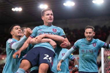 Burnley 'den 24 numaralı Josh Cullen, 30 Aralık 202' de Stoke City 'nin Bet365 Stadyumu' nda oynanan Stoke City-Burnley maçında 0-1 kazanma hedefini kutluyor.