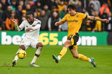 Manchester United 'dan Aaron Wan-Bissaka Premier League maçında topu sahaya çıkarıyor Wolverhampton Wanderers, Manchester United' a karşı Molineux, Wolverhampton, Birleşik Krallık, 31 Aralık 202