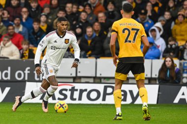Manchester United 'dan Marcus Rashford Premier Lig maçında Manchester United' a karşı Molineux, Wolverhampton, Birleşik Krallık 'ta 31 Aralık 202' de Wolverhampton maçında topa vuruyor.