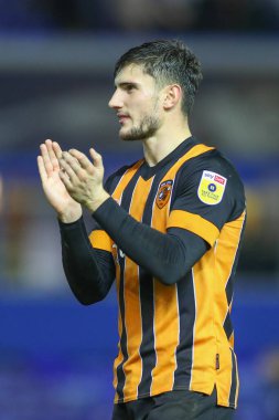Hull City 'den Ryan Longman 30 Aralık 202' de Birmingham City ile Hull City arasındaki maçtan sonra gezgin taraftarları alkışlıyor.