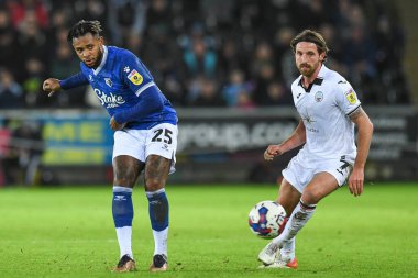 Watford 'dan Leandro Bacuna # 25 Sky Bet Şampiyonası' nda Joe Allen # 7 'nin baskısı altında Swansea City - Watford Swansea.com Stadyumu, Swansea, Birleşik Krallık, 30 Aralık 202