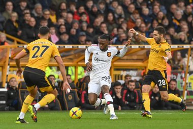 Manchester United 'ın 29 numaralı oyuncusu Aaron Wan-Bissaka Premier League maçında Wolverhampton Wanderers' a karşı Molineux, Wolverhampton, Birleşik Krallık 'ta 31 Aralık 202 tarihinde top koştu.